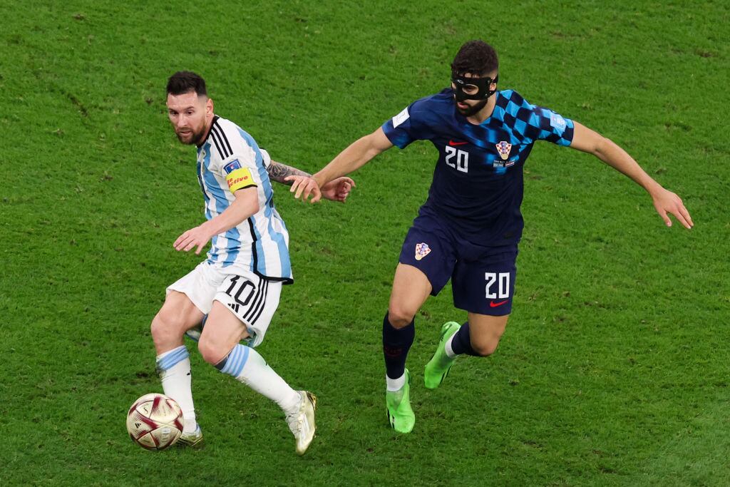 Lionel Messi y Josko Gvardiol en la semifinal del Mundial de Qatar 2022 Argentina vs Croacia. Foto: Zhizhao Wu/Getty Images