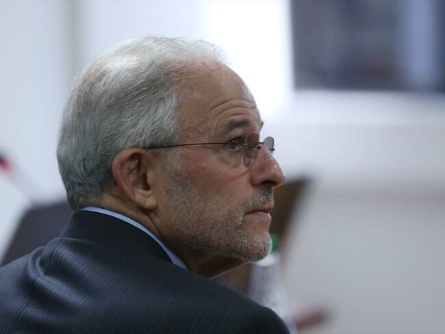 La Fiscalía ha intentado leer el escrito de acusación contra el dueño de Fedco, Leo Eisenband, por su participación en el escándalo de la DNE.. Foto: Colprensa - Camila Díaz