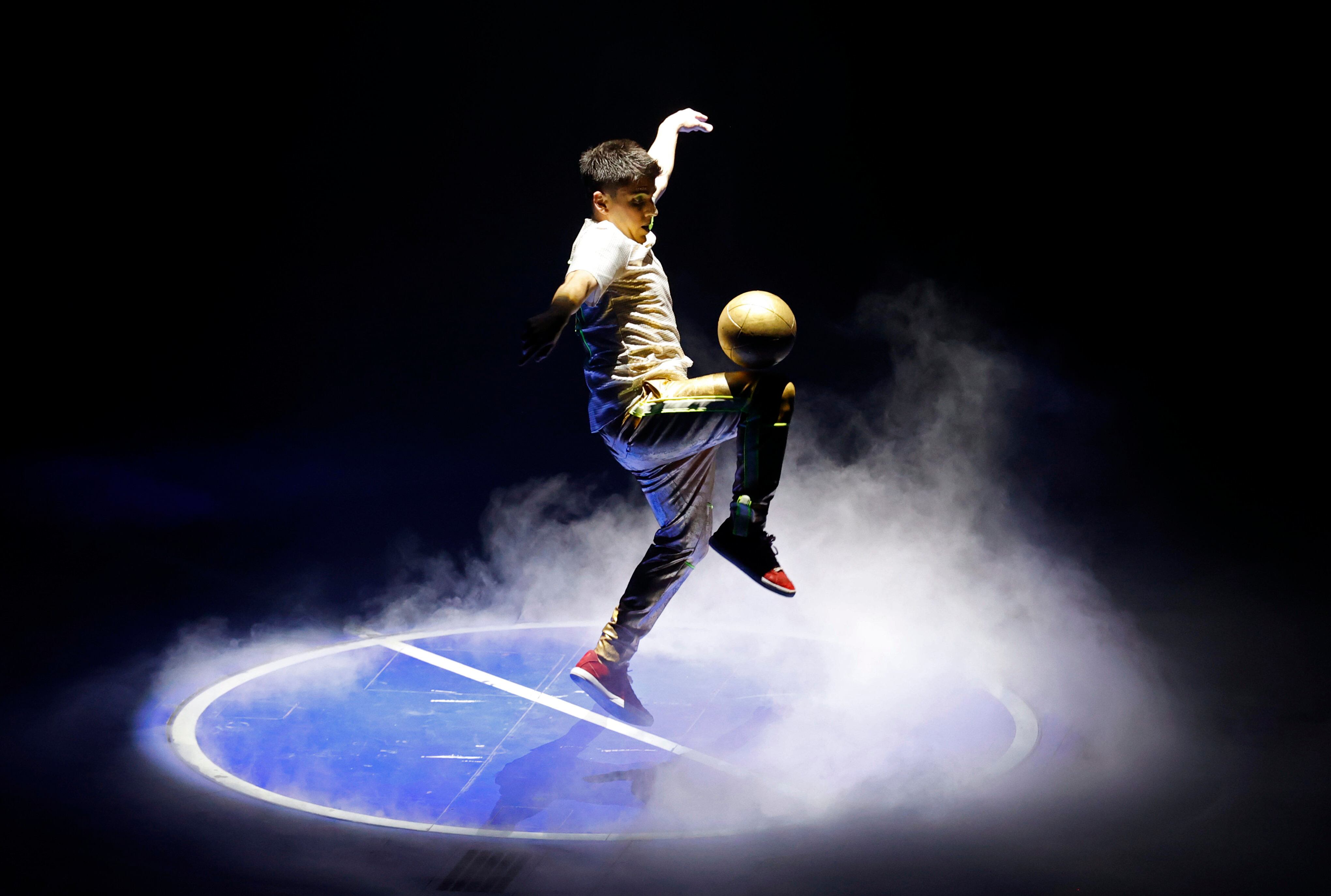 Un artista del Circo del Sol presenta 'Messi 10' en Bogotá. EFE / Mauricio Dueñas Castañeda