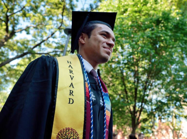 Estudiante de Harvard graduándose (Getty Images)