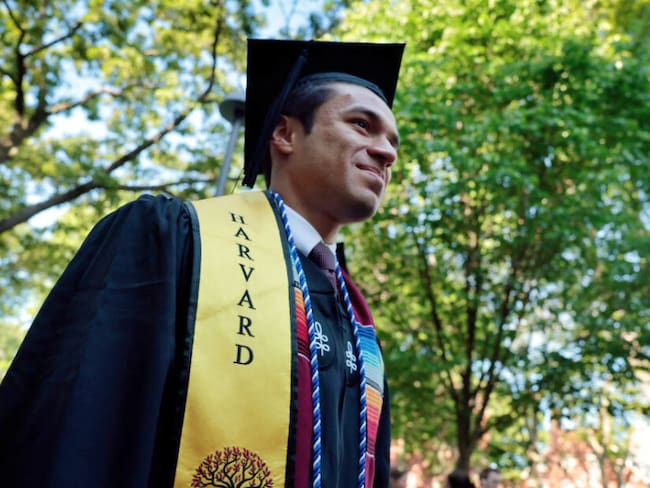 Estudiante de Harvard graduándose (Getty Images)