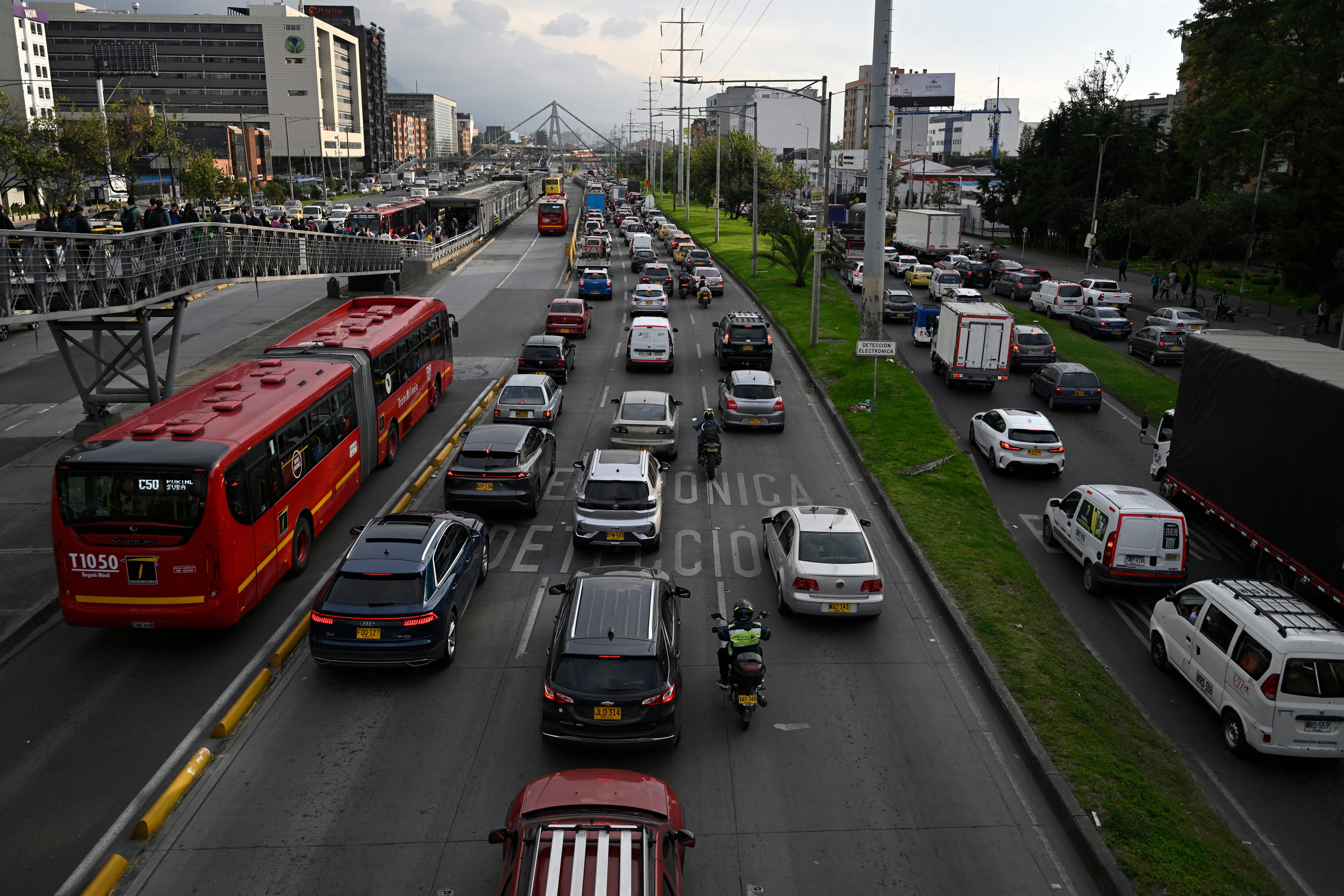 Vehículos se ven durante un atasco de tráfico en Bogotá el 13 de diciembre de 2024. (PABLO VERA/AFP vía Getty Images)