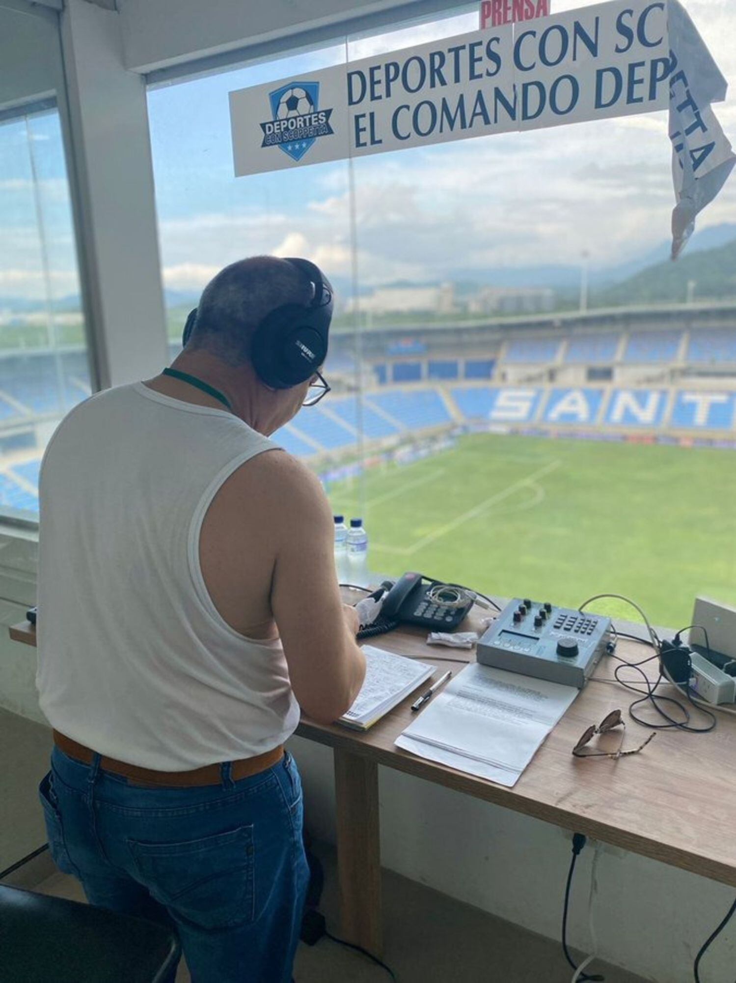 Periodista transmitiendo el partido Unión- Junior/ Emisora Atlántico