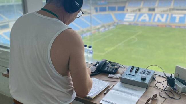 Periodista transmitiendo el partido Unión- Junior/ Emisora Atlántico