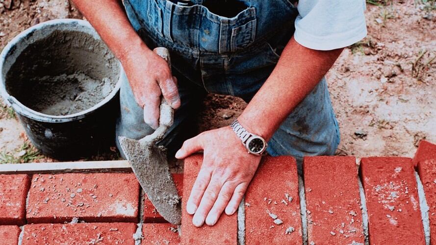Albañil destruyó su obra porque el dueño de la casa no quiso pagarle por ella. Foto: Getty Images/ LUVLIMAGE