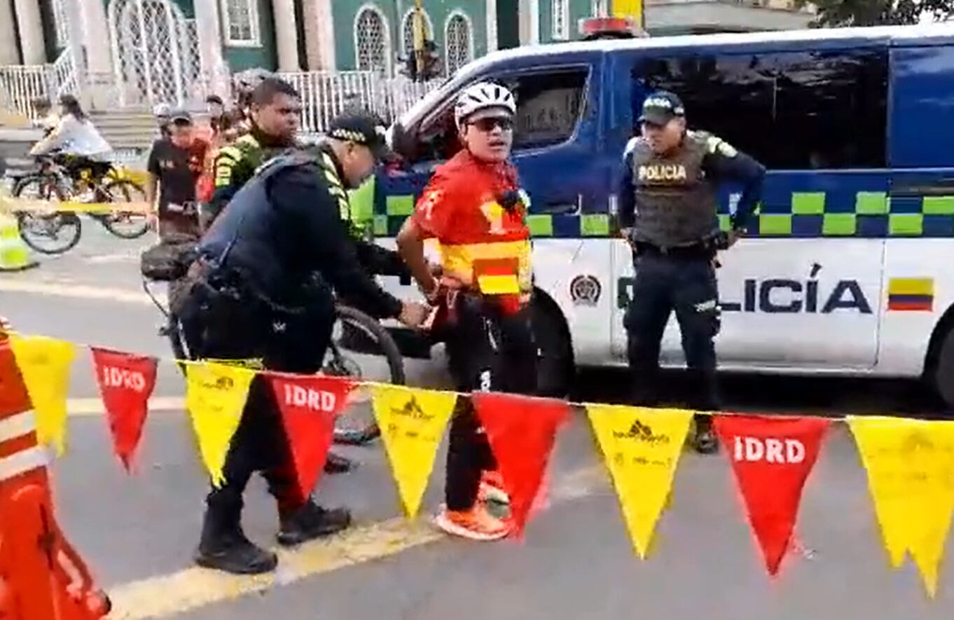 Coordinador de los guardianes de la ciclovía fue arrestado por reclamarle a una patrulla que transitaba a alta velocidad por la ciclovía de la carrera séptima