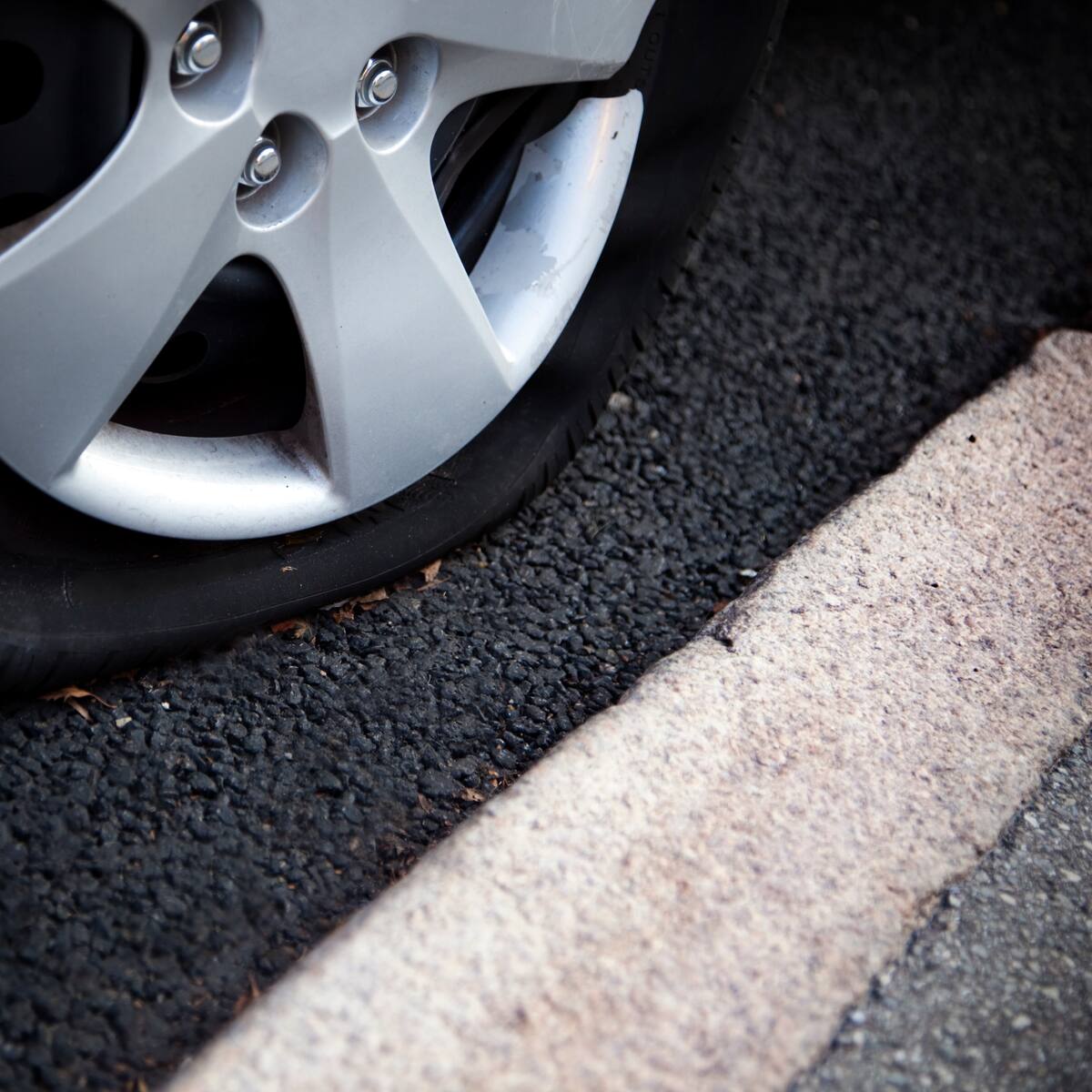 Video: sacó el carro del concesionario, se estrelló y chocó otro vehículo en Bogotá