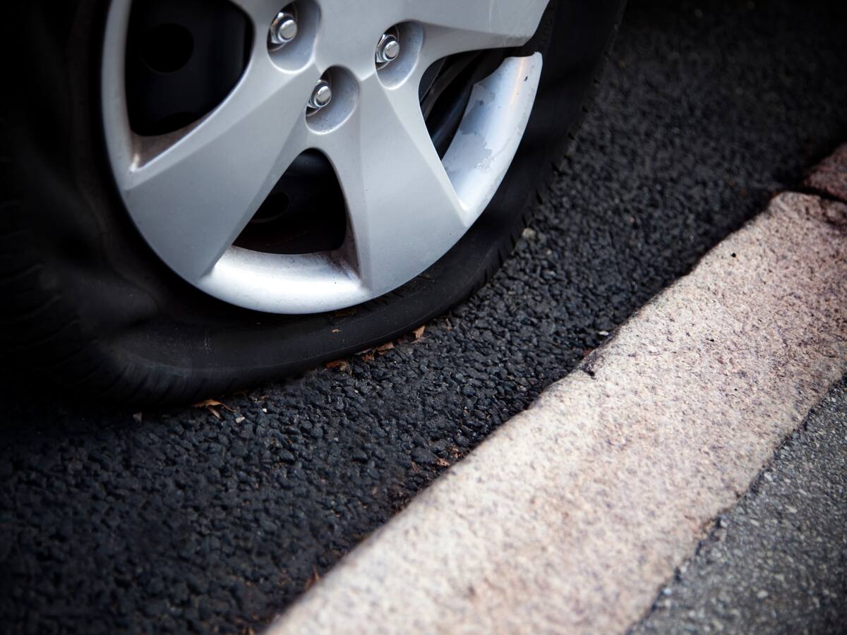 Video: sacó el carro del concesionario, se estrelló y chocó otro vehículo en Bogotá