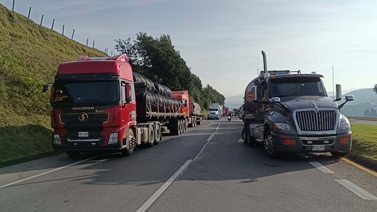 Más de 600 transportadores bloquean desde el pasado lunes en la tarde la vía que de Tunja conduce a Bogotá, sector alto El Moral / Foto: W Radio.
