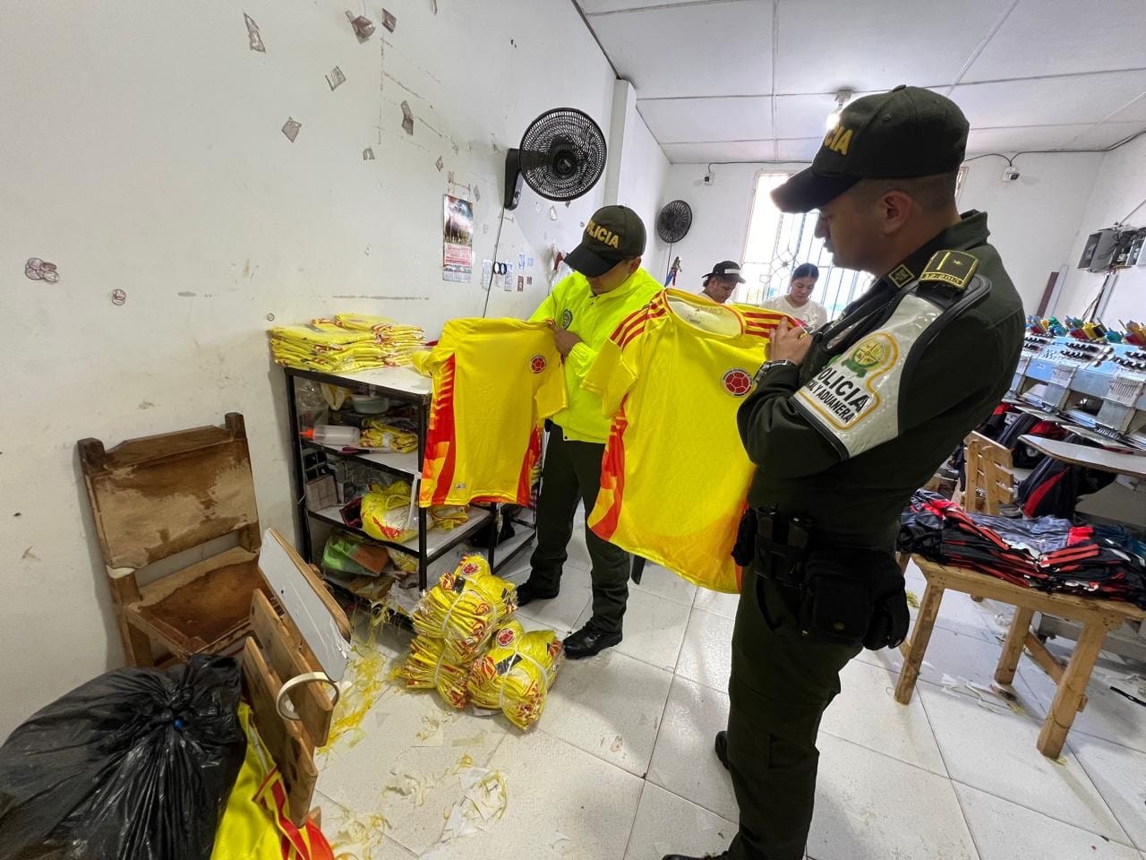 Camisas de la Selección Colombia incautadas en Barranquilla. Foto: cortesía.