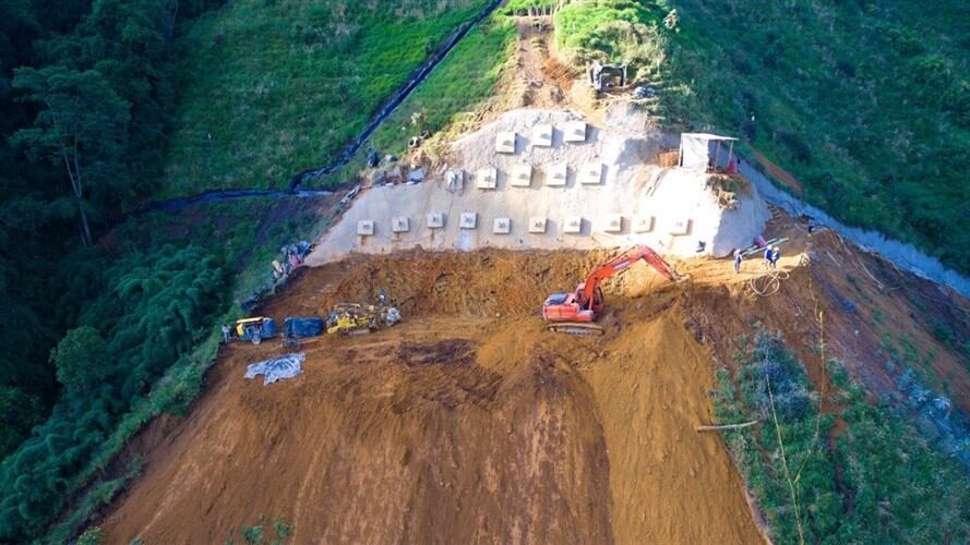 Invías removió 3 mil metros cúbicos de tierra en la vía del alto de la Línea. Foto: Twitter Invías
