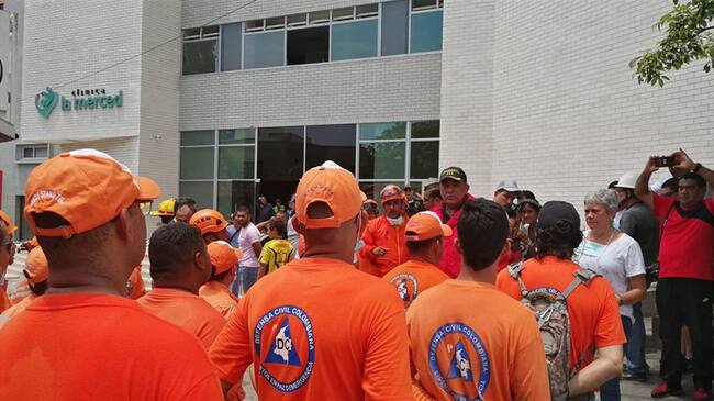 Superada la emergencia que se registró en clínica en Barranquilla y provocó la evacuación de más de 200 personas. Foto: Organismos de socorro luego de la evacuación en la clínica La Merced en Barranquilla