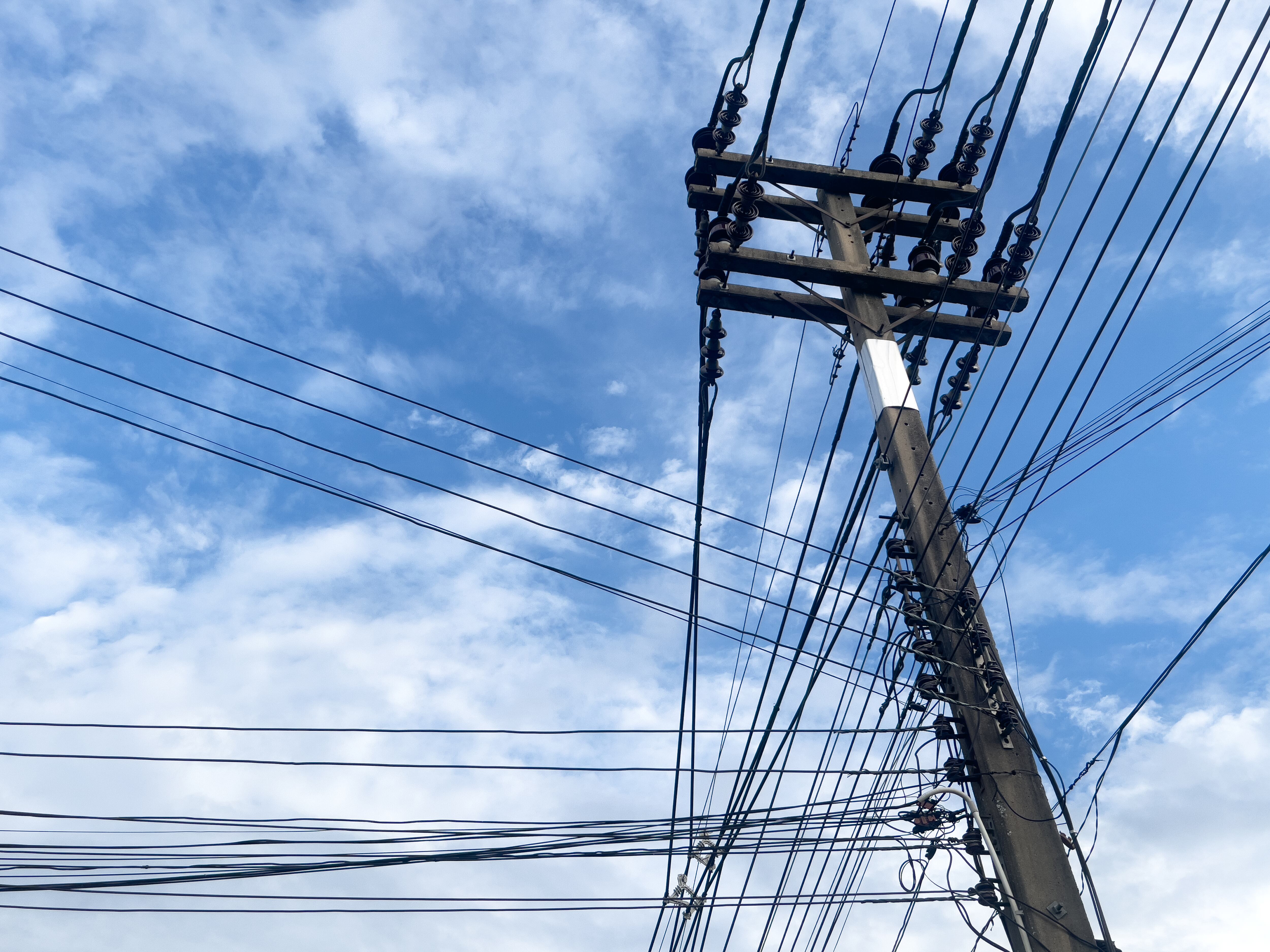 imagen de referencia poste con cables - getty images