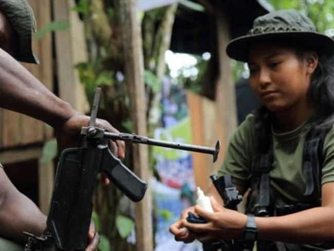 La vida cotidiana en los campamentos de las FARC ha cambiado desde que empezó el proceso de paz, sin embargo los guerrilleros siguen cargando sus armas y las mantienen en condiciones, listas para usar. Foto: Natalio Cosoy/BBC Mundo