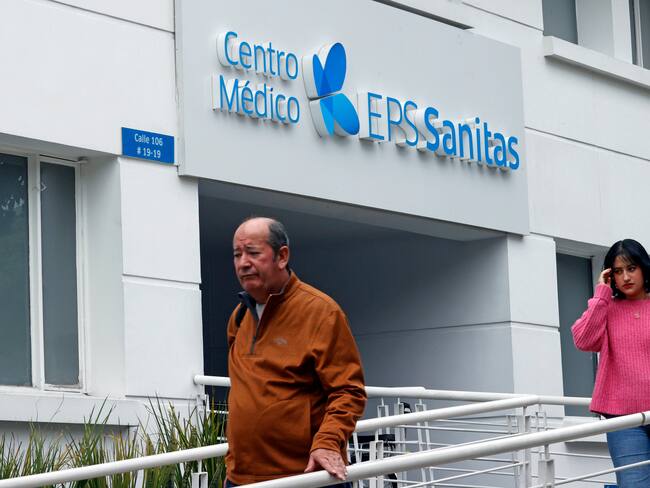 AME4426. BOGOTÁ (COLOMBIA), 03/04/2024.- Personas salen de un centro médico de la EPS Sanitas este miércoles en Bogotá (Colombia). La estatal Superintendencia de Salud (Supersalud) intervino el martes 02 de abril, por un periodo de un año, a la entidad prestadora de salud (EPS) Sanitas, a la que están asociadas casi seis millones de personas en Colombia, por supuesta insolvencia en la crisis que enfrentan varias empresas del sector en el país. EFE/Mauricio Dueñas Castañeda