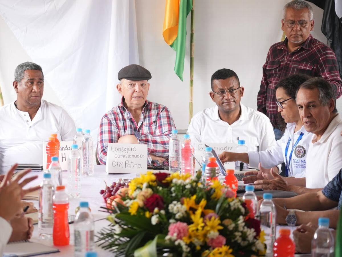 Gobierno y Comuneros del Sur firman acuerdos y se encarrilan hacia cese al fuego