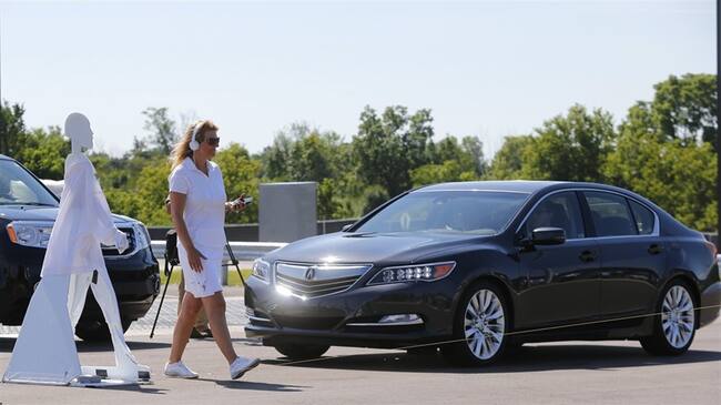 una mujer caminando ffrente a un vehículo como parte de una demostración en la Universidad de Michigan en Ann Arbor, Michigan. Foto: Associated Press - AP