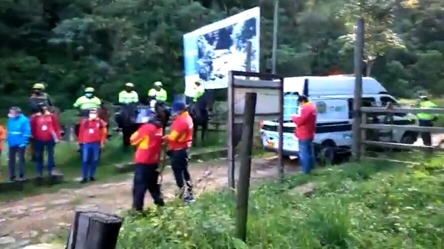 El operativo es efectuado por la Policía y funcionarios de la Alcaldía de Bogotá. Foto: Captura video