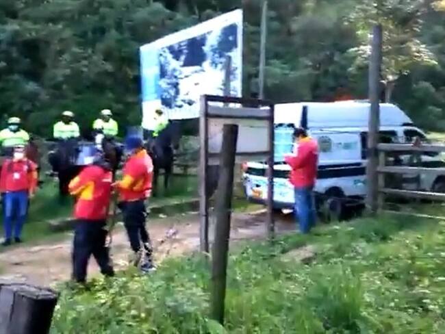 El operativo es efectuado por la Policía y funcionarios de la Alcaldía de Bogotá. Foto: Captura video