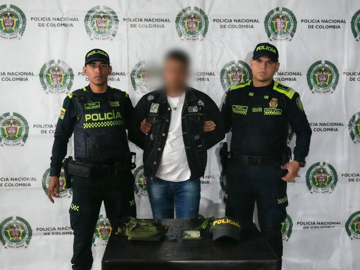 Capturan a falso policía en el Portal Norte de Bogotá tras intentar robar a los usuarios