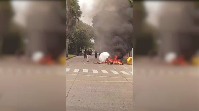 Las autoridades caleñas aseguraron este lunes que milicianos del Eln están detrás de los disturbios que se presentan regularmente a las afueras de la Universidad del Valle. Foto: Erika Rebolledo