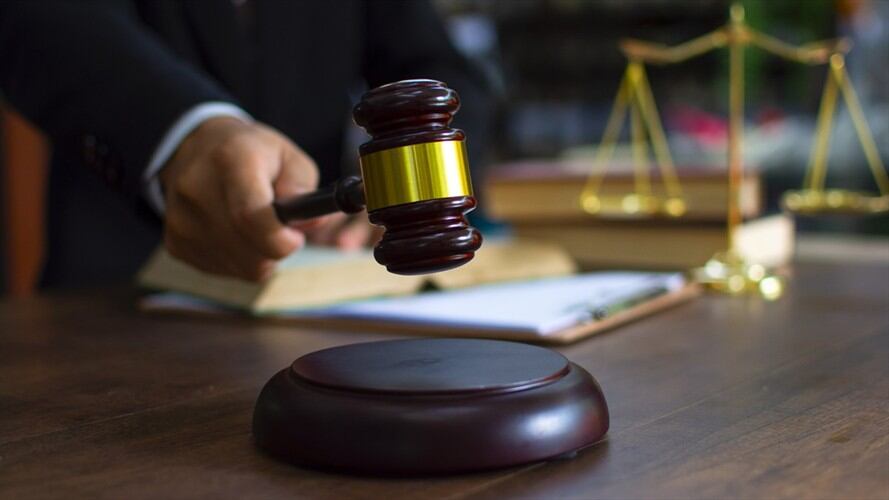 El juez promiscuo de San Juan del Cesar (La Guajira), Harold Fabián Daza Díaz, se declaró culpable por supuestas actuaciones ilícitas en un proceso ejecutivo. Foto: Getty Images / SEKSAN MONGKHONKHAMSAO