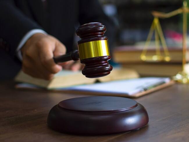 El juez promiscuo de San Juan del Cesar (La Guajira), Harold Fabián Daza Díaz, se declaró culpable por supuestas actuaciones ilícitas en un proceso ejecutivo. Foto: Getty Images / SEKSAN MONGKHONKHAMSAO