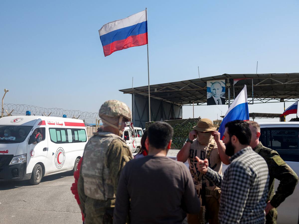 Rusia dice que ha acogido a más de 8.000 sirios en su base aérea de Jmeinin