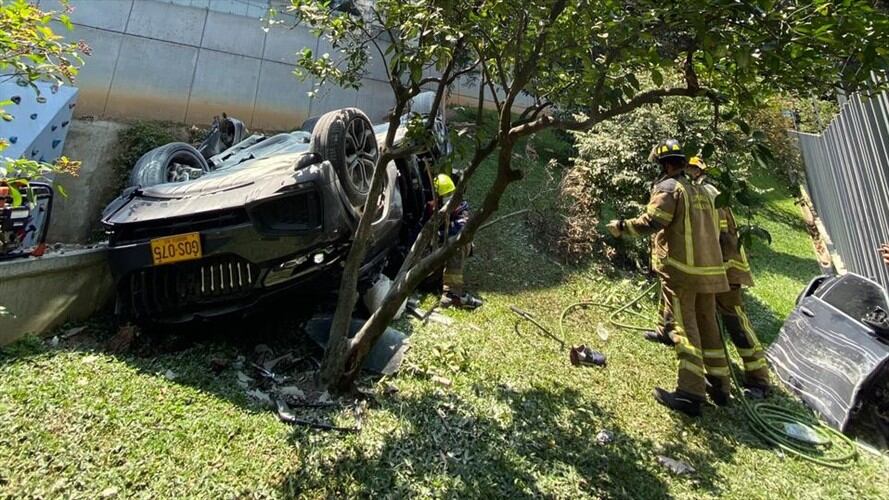 Bomberos Medellín atendió la emergencia que se registró durante la mañana de este lunes 15 de marzo. Foto: Isabel Escobar