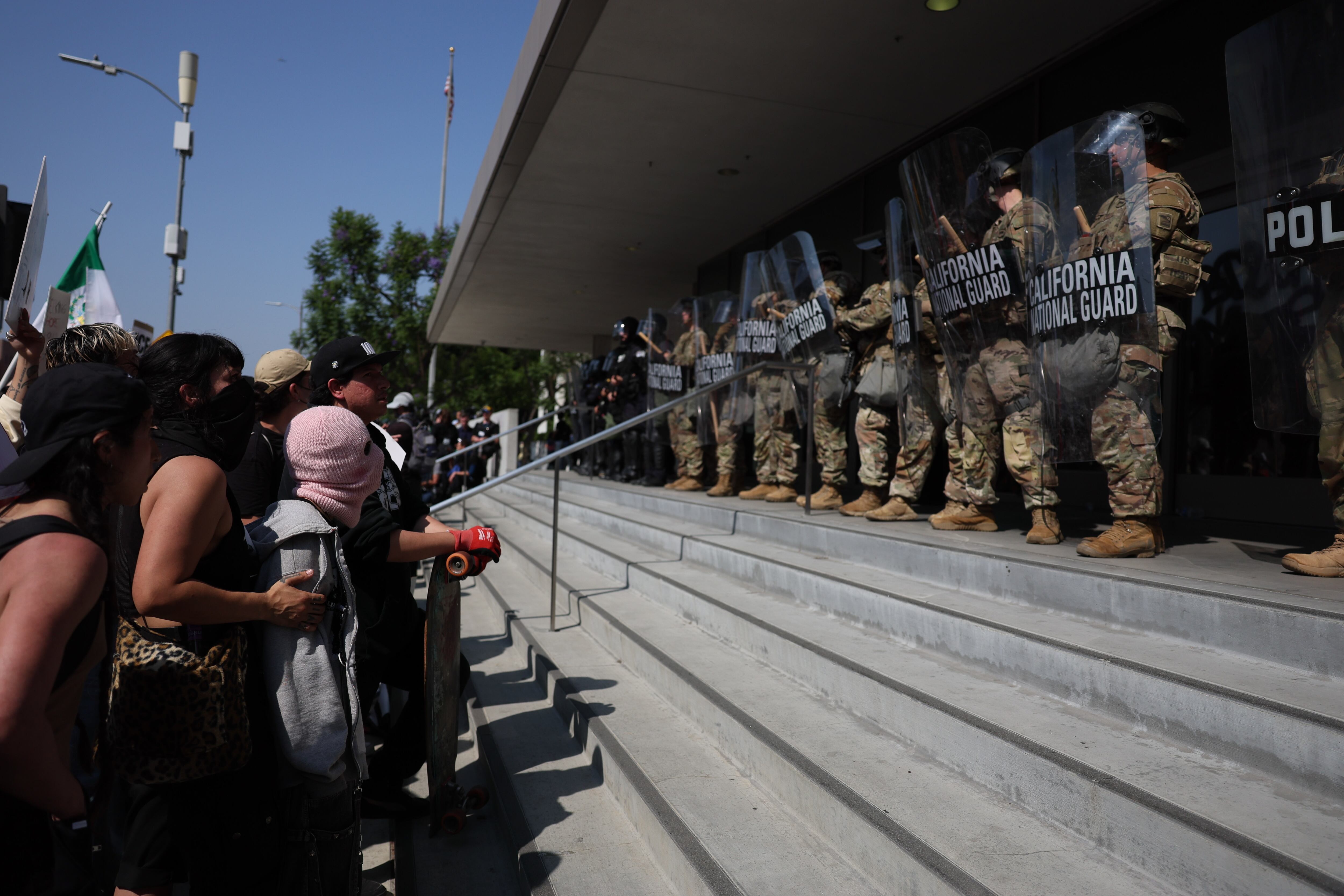 Tropas del Ejército en Los Ángeles. Foto: EFE/EPA/ALLISON DINNER.