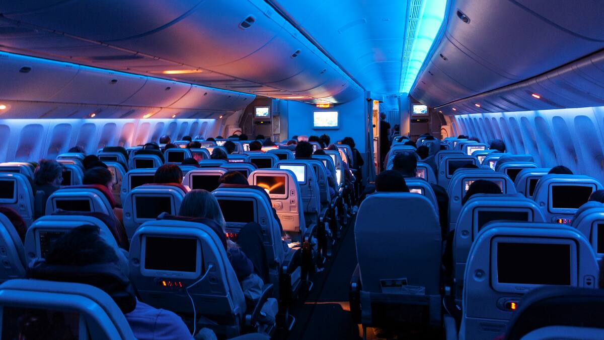 ¿Sabe por qué? Esta es la razón por la cual apagan las luces de un avión al despegar