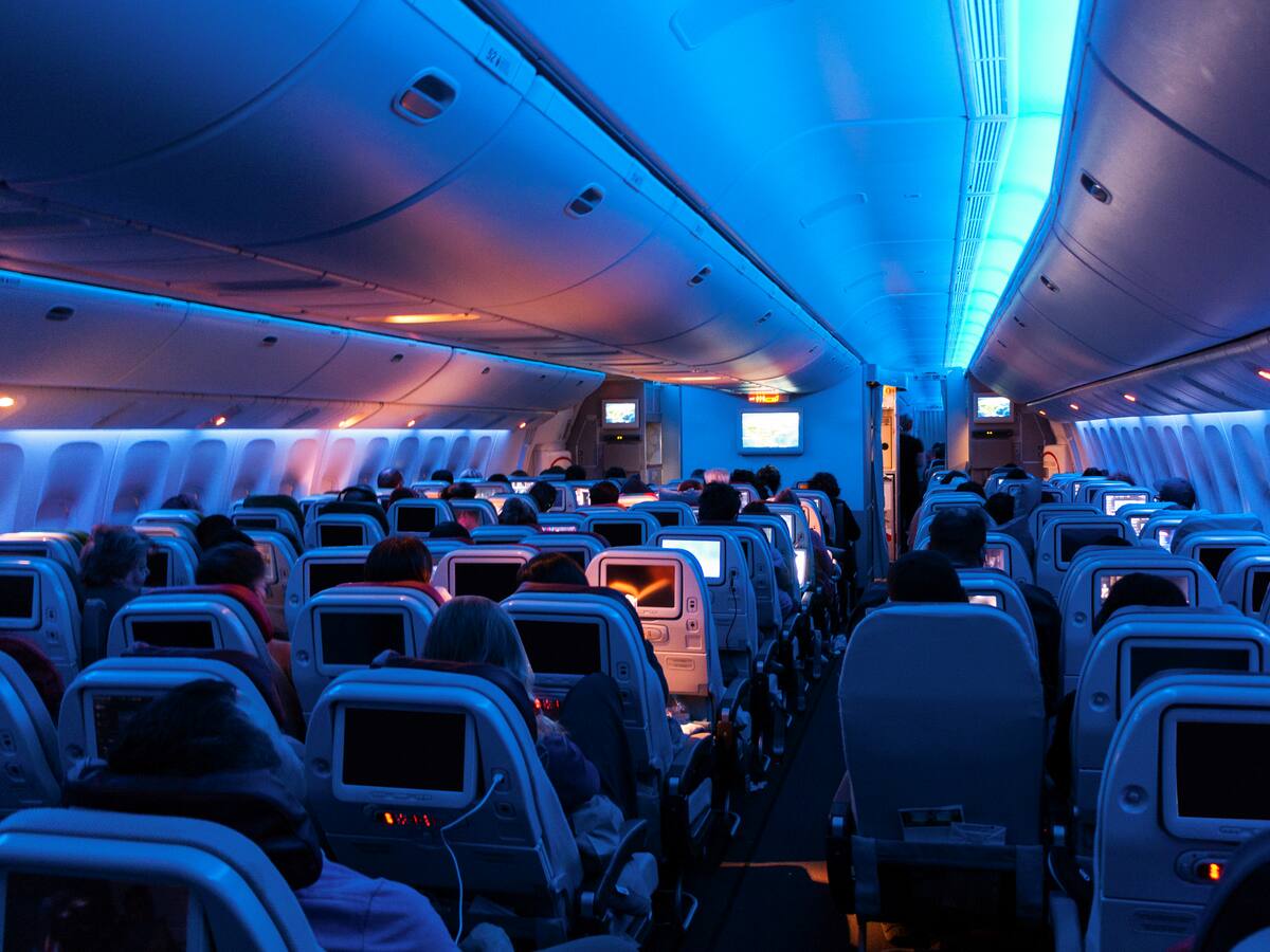 ¿Sabe por qué? Esta es la razón por la cual apagan las luces de un avión al despegar