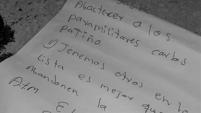 En la escena del crimen, fue encontrado un letrero firmado por el ELN . Foto: Cortesía