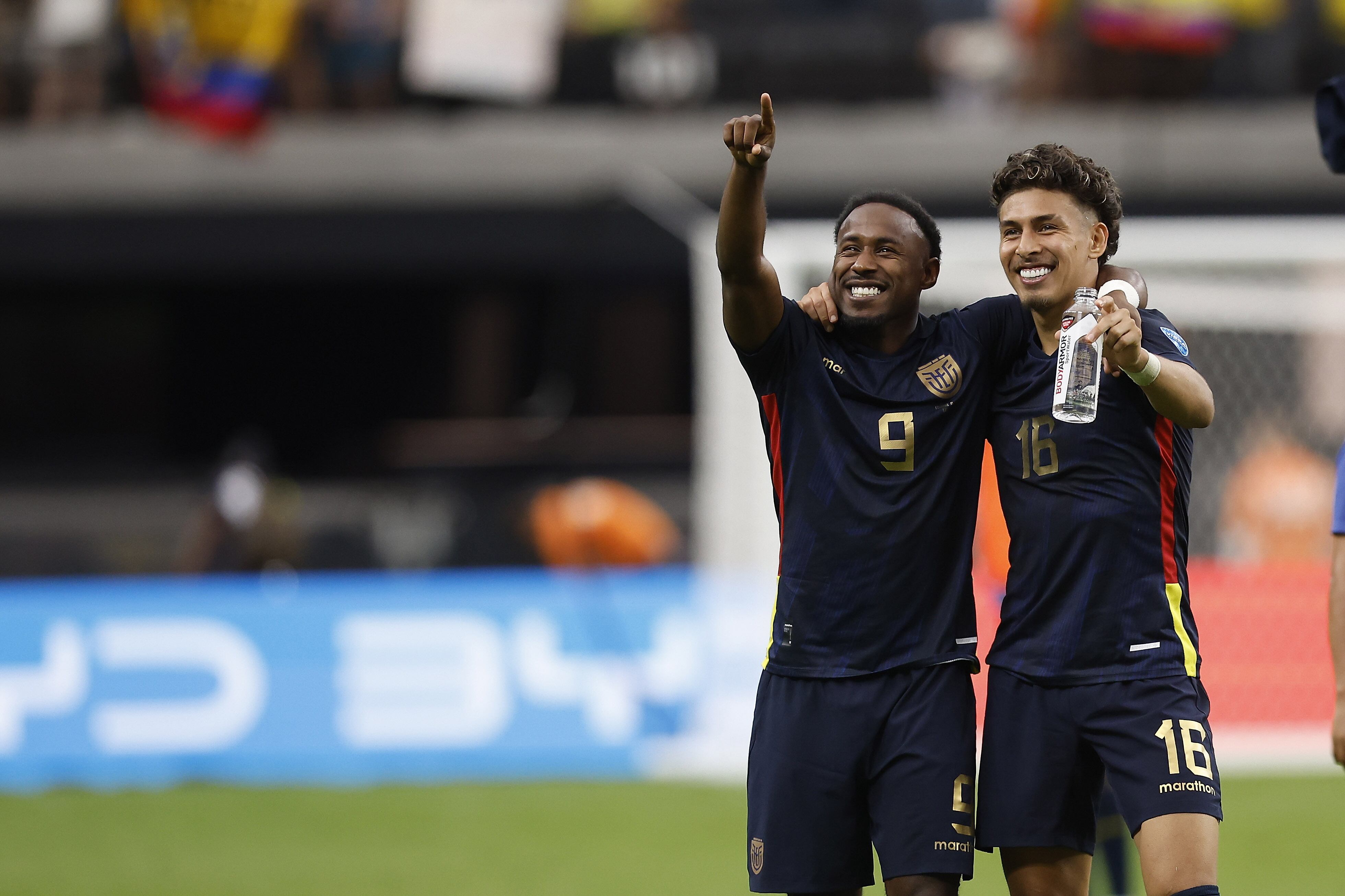 Paradise (United States), 26/06/2024.- Ecuador forward John Yeboah (L) and Ecuador midfielder Jeremy Sarmiento (R) gesture to fans following Ecuador win over Jamaica in the CONMEBOL Copa America 2024 group B match between Ecuador and Jamaica, in Paradise, Nevada, USA, 26 June 2024. EFE/EPA/CAROLINE BREHMAN