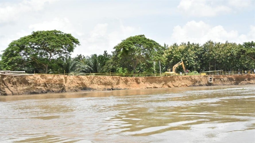 Erosión del río en la vía Salamina–El Piñón. Foto: Twitter: @Cormagdalena