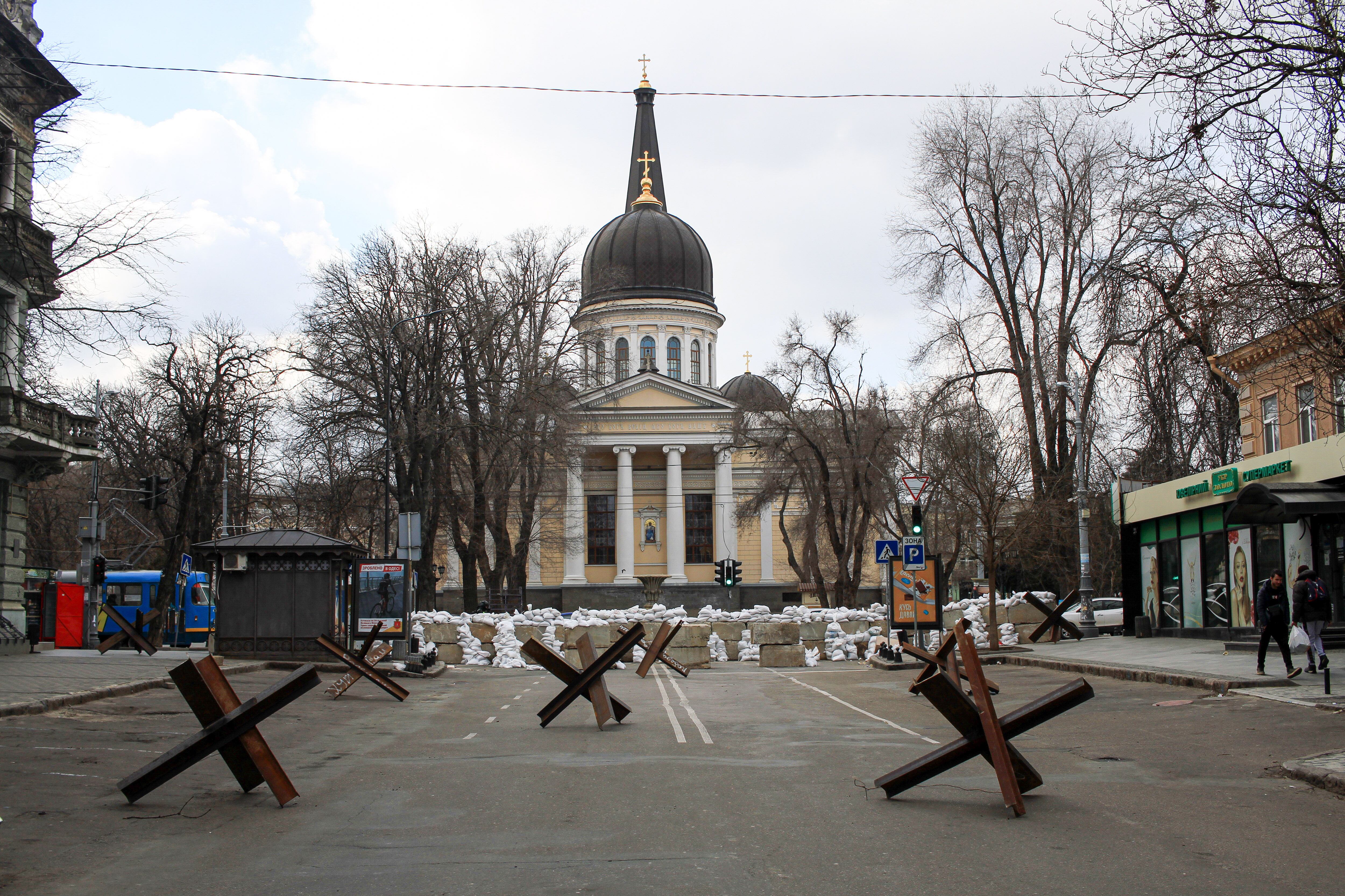 ODESSA, UKRAINE - 2022/03/10: Barricades made of sandbags, anti-tank hedgehogs, and concrete blocks have been placed on one of the central streets of Odessa. Russia invaded Ukraine on 24 February 2022, triggering the largest military attack in Europe since World War II. Over 2 million Ukrainians have already left the country and the historic port city of Odessa is under threat of bombardment from Russian forces. (Photo by Viacheslav Onyshchenko/SOPA Images/LightRocket via Getty Images)