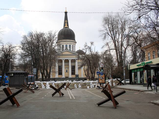ODESSA, UKRAINE - 2022/03/10: Barricades made of sandbags, anti-tank hedgehogs, and concrete blocks have been placed on one of the central streets of Odessa. Russia invaded Ukraine on 24 February 2022, triggering the largest military attack in Europe since World War II. Over 2 million Ukrainians have already left the country and the historic port city of Odessa is under threat of bombardment from Russian forces. (Photo by Viacheslav Onyshchenko/SOPA Images/LightRocket via Getty Images)