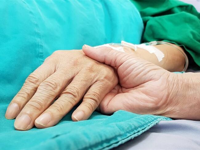 El proyecto de ley estatutaria que buscaba regular el derecho a morir dignamente se hundió nuevamente en la Cámara de Representantes. Foto: Getty Images / SITTITHAT TANGWITTHAYAPHUM