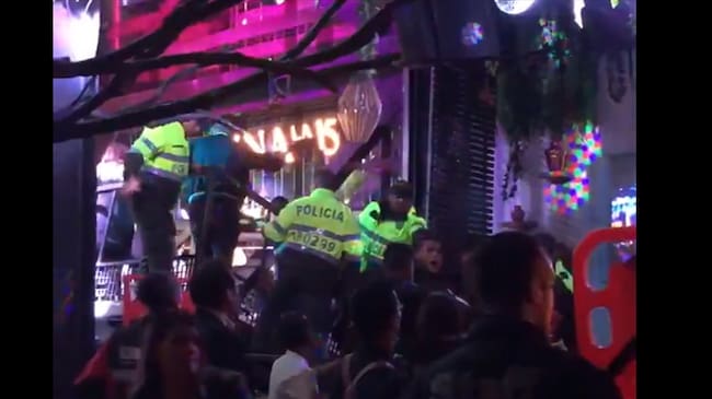 Las autoridades confirmaron que hay 10 personas heridas por el accidente que se registró en la Cantina 15, en la zona rosa de Bogotá. Foto: Cortesía.