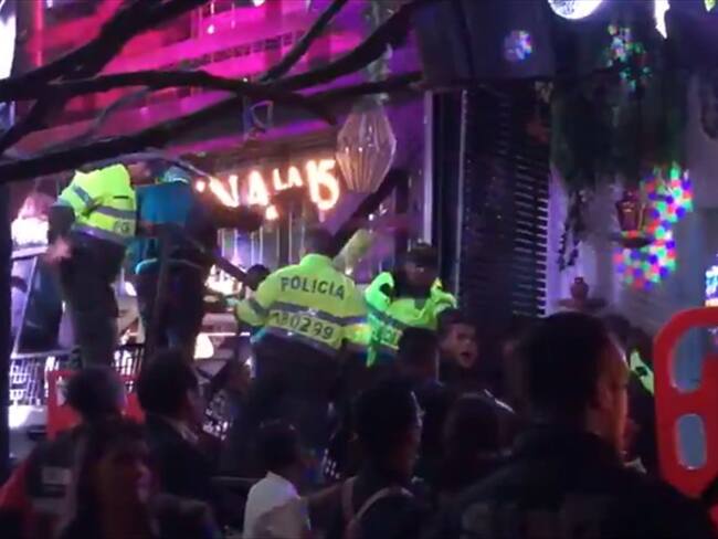 Las autoridades confirmaron que hay 10 personas heridas por el accidente que se registró en la Cantina 15, en la zona rosa de Bogotá. Foto: Cortesía.