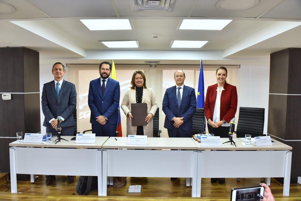 De izquierda a derecha: director (e) de Cooperación Internacional del Ministerio de Relaciones Exteriores, Jorge Torres; jefe de la Oficina para la Atención e Integración Socioeconómica de Migrantes, Lucas Gómez; ministra de Comercio, Industria y Turismo, María Ximena Lombana; jefe de la Unidad para la Cooperación con América Latina y el Caribe de la Unión Europea, Jorge de la Caballería; y directora (e) de Demanda de APC Colombia, Diana Quimbay