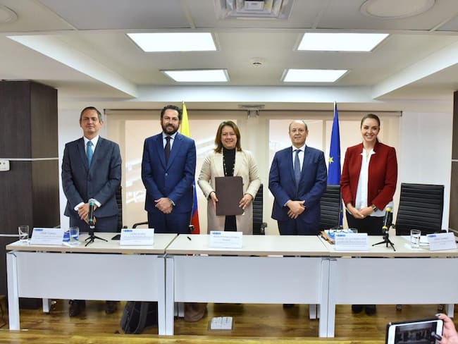 De izquierda a derecha: director (e) de Cooperación Internacional del Ministerio de Relaciones Exteriores, Jorge Torres; jefe de la Oficina para la Atención e Integración Socioeconómica de Migrantes, Lucas Gómez; ministra de Comercio, Industria y Turismo, María Ximena Lombana; jefe de la Unidad para la Cooperación con América Latina y el Caribe de la Unión Europea, Jorge de la Caballería; y directora (e) de Demanda de APC Colombia, Diana Quimbay