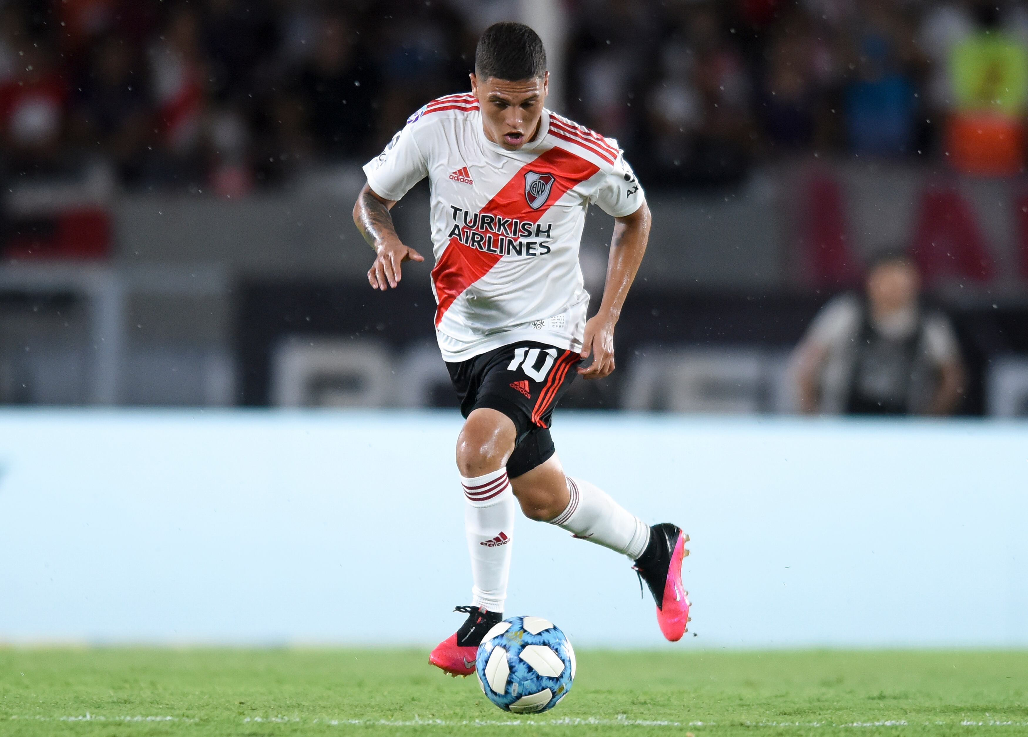 BUENOS AIRES, ARGENTINA - FEBRUARY 16: Juan Fernando Quintero of River Plate drives the ball during a match between River Plate and Banfield as part of Superliga 2019/20 at Antonio Vespucio Liberti Stadium on February 16, 2020 in Buenos Aires, Argentina. (Photo by Marcelo Endelli/Getty Images)
