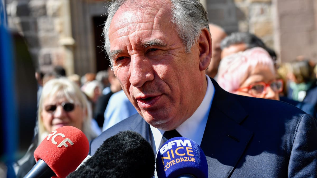 Primer ministro de Francia superó moción de censura con la abstención de los socialistas