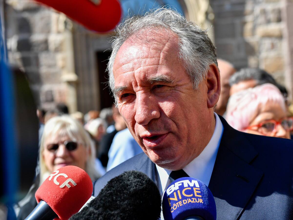 Primer ministro de Francia superó moción de censura con la abstención de los socialistas