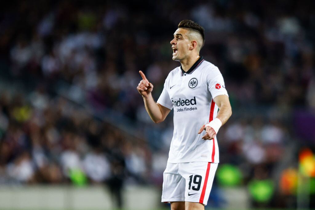 Rafael Santos Borré rindió homenaje a Freddy Rincón durante partido en el Camp Nou. Foto: Xavier Bonilla/NurPhoto via Getty Images