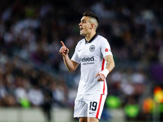 Rafael Santos Borré rindió homenaje a Freddy Rincón durante partido en el Camp Nou. Foto: Xavier Bonilla/NurPhoto via Getty Images
