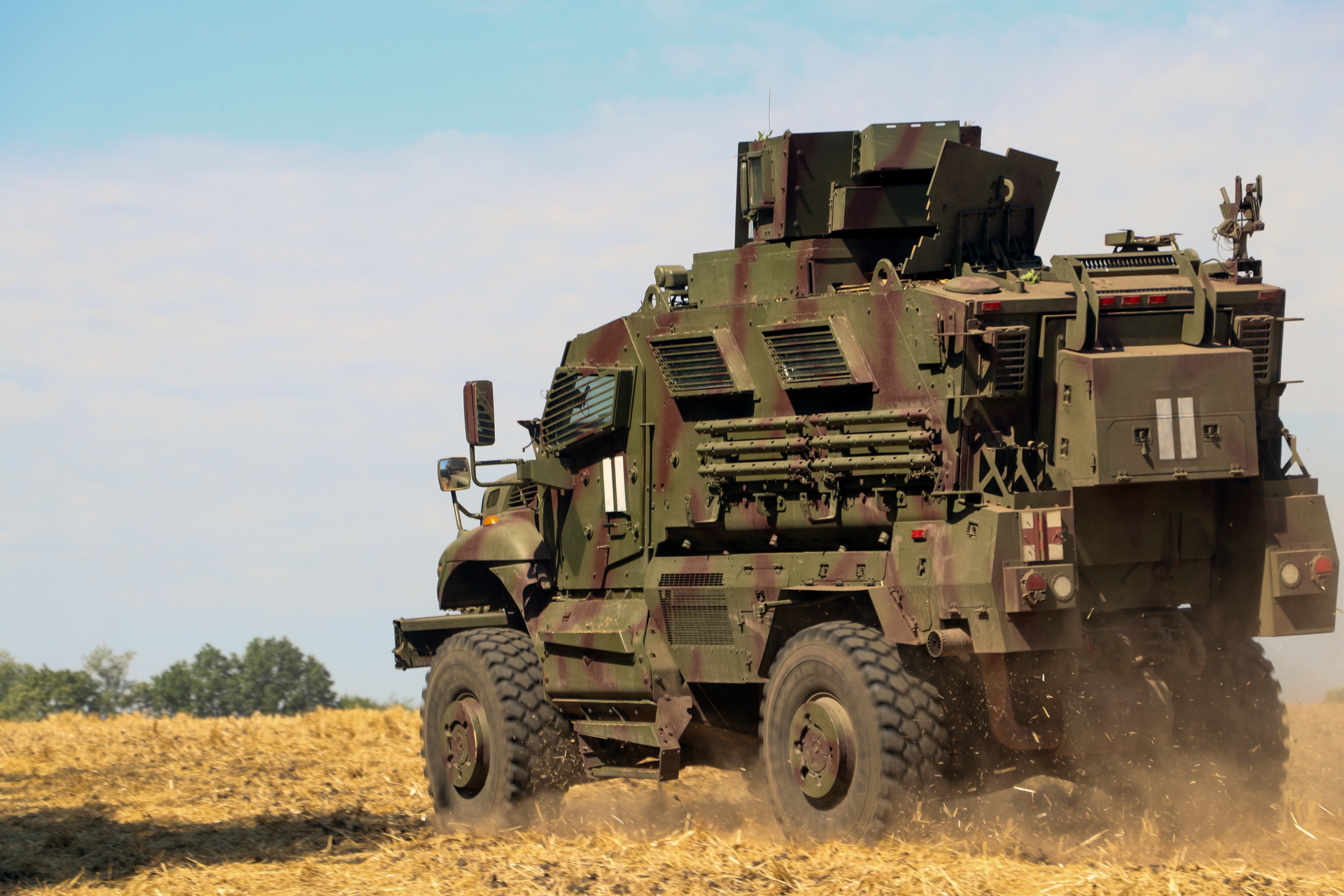 GRAF286. DONETSK (UCRANIA), 17/08/2024.- Varios soldados ucranianos en Pokrovsk, en la región de Donetsk. Las autoridades locales piden a los residentes de Pokrovsk, en la región del este ucraniano de Donetsk, que evacuen, ya que las fuerzas rusas se encuentran ahora a sólo 10 kilómetros de la ciudad, confiadas en su superioridad numérica y en las potentes bombas aéreas guiadas para hacer retroceder lentamente a las tropas que el Ejército de Ucrania tiene en la zona. Se teme que corra la misma suerte que otras ciudades de la región de Donetsk, como Avdíivka, Márinka y Bajmut, que sólo fueron capturadas tras ser arrasadas por los bombardeos rusos. EFE/ Mikola Koval/Portavoz De La 14 Brigada De Asalto De La Guardia Nacional Ucraniana/SÓLO USO EDITORIAL/SÓLO DISPONIBLE PARA ILUSTRAR LA NOTICIA QUE ACOMPAÑA (CRÉDITO OBLIGATORIO)