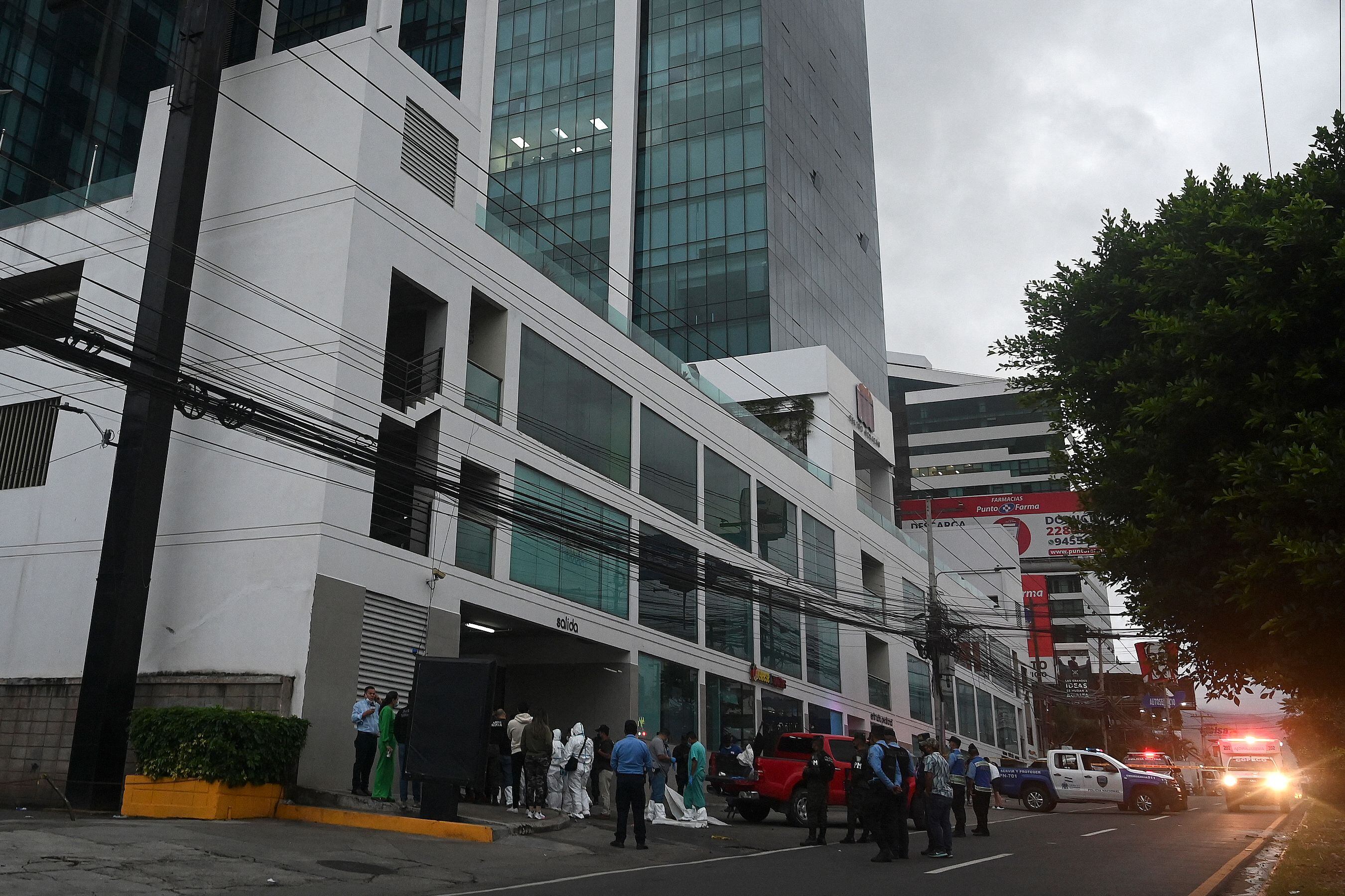 Miembros de la Policía Criminal atienden el asesinato de cuatro personas, incluido el hijo del expresidente Porfirio Lobo. (Photo by ORLANDO sierra / AFP) (Photo by ORLANDO SIERRA/AFP via Getty Images)