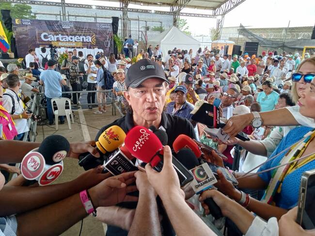 Gustavo Bolívar habla en Cartagena durante el programa Gobierno con los Barrios Populares. Foto: W Radio.